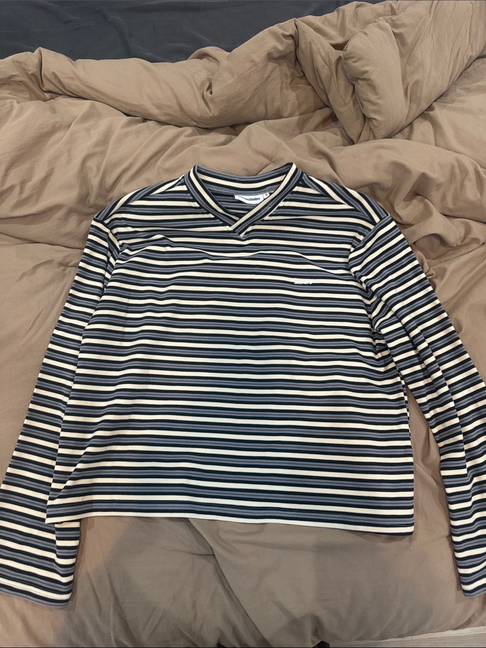 Striped Long Sleeve V-Neck Top in Navy and Cream